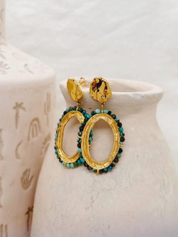 Présentation des Boucles d'oreilles oria Turquoise. Des bijoux dorés à l'or fin.