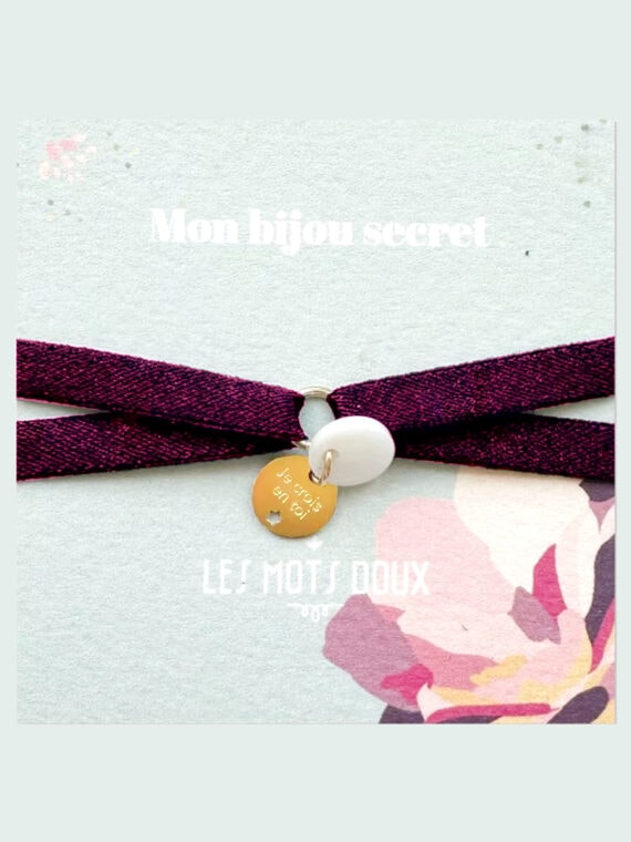 Mon bijou secret - Bracelet Médaille je porte bonheur. Ruban couleur Bordeaux.